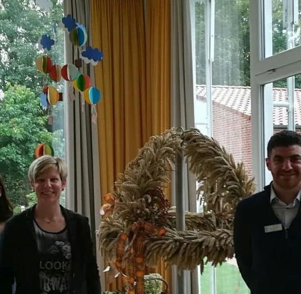 Und nun steht unsere Erntekrone, zur Freude der Bewohner und Besucher, im Pflegezentrum am Dill