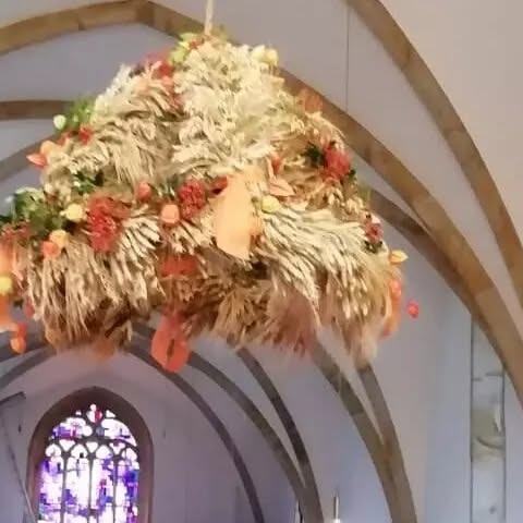 Diese schöne Erntekrone der LandFrauen Westenberg hängt in der ev.ref.