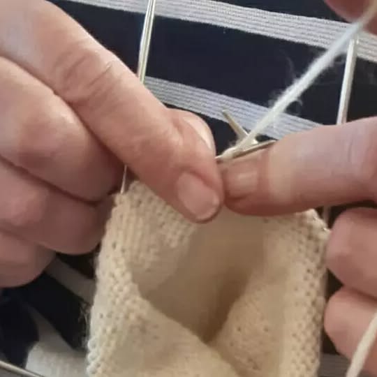 Fleißige Hände beim Handarbeitsnachmittag der Landfrauen Westenberg.