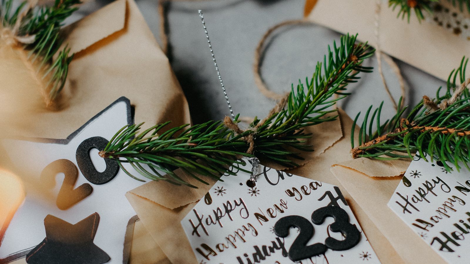 Handgemachte Päckchen eines Adventskalenders mit Tannengrün