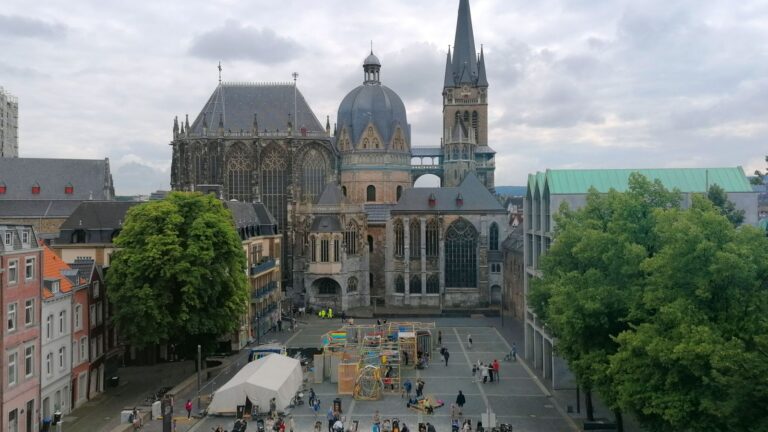 Blick über die Aachener Innenstadt auf den Aachener Dom